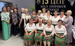 jubileuszowe wspólne zdjęcie z członkiniami KGW